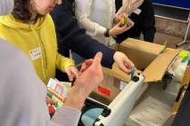 Im Design Workshop arbeiten die Teilnehmenden mit den unterschiedlichsten Materialien