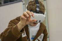 Besucher*in bei Nutzung einer VR-Brille, WUD Aalen 2024