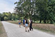 Foto von vier Personen, die spazieren