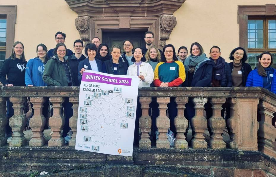Winter School 2024 - Gruppenbild vor dem Hotel