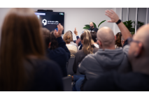 Regionalgruppe OWL, Menschen heben Hände im Meeting