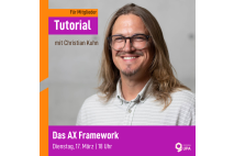 Christian Kuhn hat schulterlange braune Haare, trägt eine Brille und ein helles Hemd. 