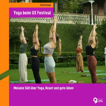 Yoga beim UX Festival: Eine Frauengruppe beim Yoga im Freien