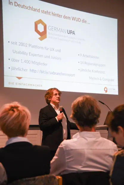 Teilnehmer vor einer Präsentation