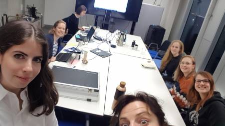 Mitglieder bei einem Treffen vor Ort, 2020