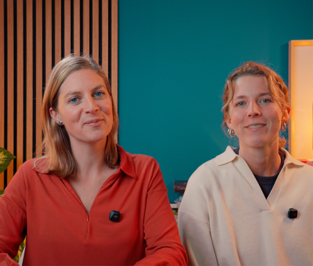 Laura Nielsen und Laura-Cancellieri sitzen nebeneinander. Sie schauen freundlich in die Kamera.