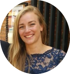 Beatrice Seibert hat langes blondes Haar. Sie lächelt in die Kamera.