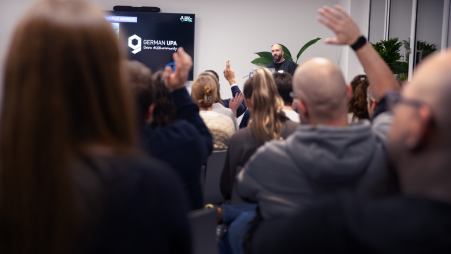 Regionalgruppe OWL, Menschen heben Hände im Meeting