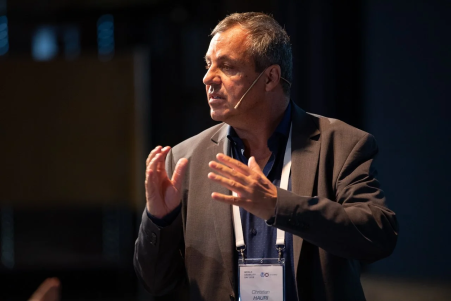 Christian Hauri trägt vor