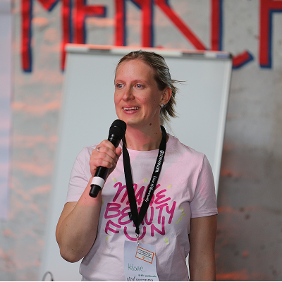 Melanie Süß moderiert eine Session beim UX Festival in Erfurt