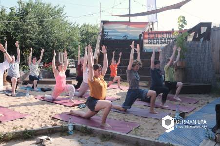 UX Festival 2023: UX Professionals beim Outdoor-Yoga in Erfurt